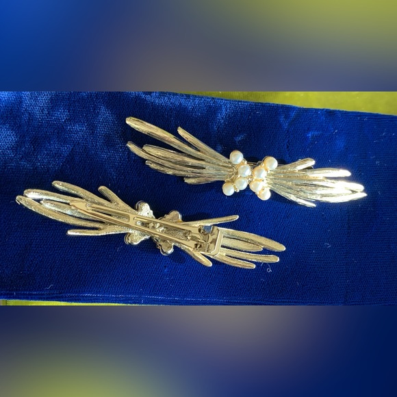 Vintage Pair of Gold Tone Hair Clips - Picture 2 of 2
